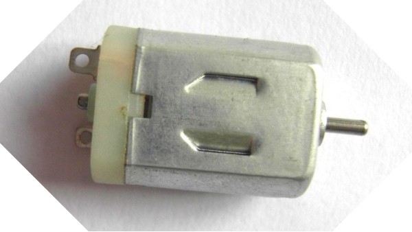 玩具直流小電機上的104的小電容有什麽作用？為什麽加瓷片電容？深圳小電機廠家為您揭秘: